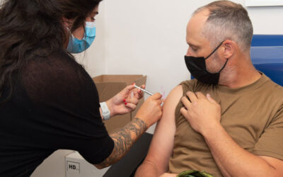Le commandant reçoit son vaccin – les doses de rappel contre la COVID-19 sont disponibles